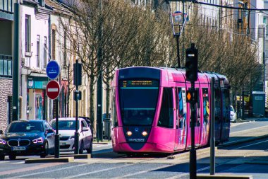 Reims Fransa 'da 31 Mart 2021 Coronavirus salgını sırasında Reims sokaklarında dolaşan yolcular için modern elektrikli tramvay