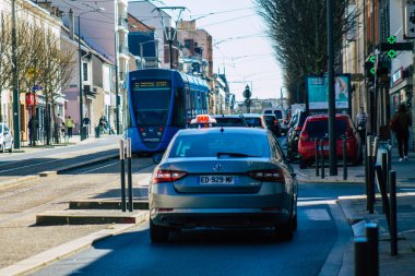 Koronavirüs salgını sırasında Fransa sokaklarında dolaşan ve Fransa 'yı etkileyen yolcular için 31 Mart 2021' de Fransa 'yı Reims' e bağlıyor.