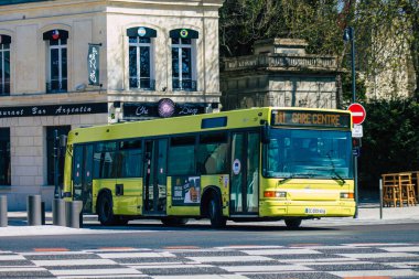 Coronavirus salgını sırasında Fransa 'yı ve Reims toplu taşıma sisteminin bir kısmını vuran yolcular için 31 Mart 2021' de Fransa şehir otobüsü.