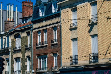 Reims 'de bulunan bir binanın cephesi, Fransa' nın Grand Est bölgesinde ve Avrupa 'nın en eski binalarından biri.