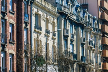 Reims 'de bulunan bir binanın cephesi, Fransa' nın Grand Est bölgesinde ve Avrupa 'nın en eski binalarından biri.