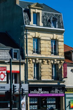 Reims 'de bulunan bir binanın cephesi, Fransa' nın Grand Est bölgesinde ve Avrupa 'nın en eski binalarından biri.