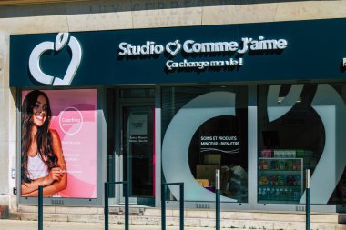 Fransa 'yı 31 Mart 2021' de Coronavirüs salgınının ardından hükümet tarafından kapatılmış ve nüfus artışını sınırlamak amacıyla Fransa 'yı etkilemiştir.