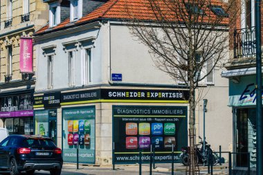 Fransa 'yı 31 Mart 2021' de Coronavirüs salgınının ardından hükümet tarafından kapatılmış ve nüfus artışını sınırlamak amacıyla Fransa 'yı etkilemiştir.