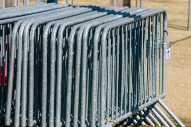 Reims şehir merkezindeki karayolu kullanıcısına bilgi sağlamak için yolların kenarına veya yukarısına dikilmiş Fransa 31 Mart 2021 Sokak tabelası veya yol tabelası