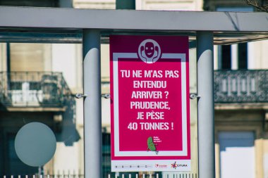 Reims şehir merkezindeki karayolu kullanıcısına bilgi sağlamak için yolların kenarına veya yukarısına dikilmiş Fransa 31 Mart 2021 Sokak tabelası veya yol tabelası