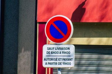 Reims şehir merkezindeki karayolu kullanıcısına bilgi sağlamak için yolların kenarına veya yukarısına dikilmiş Fransa 31 Mart 2021 Sokak tabelası veya yol tabelası