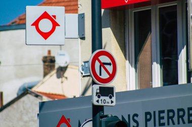Reims şehir merkezindeki karayolu kullanıcısına bilgi sağlamak için yolların kenarına veya yukarısına dikilmiş Fransa 31 Mart 2021 Sokak tabelası veya yol tabelası