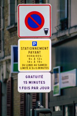 Reims şehir merkezindeki karayolu kullanıcısına bilgi sağlamak için yolların kenarına veya yukarısına dikilmiş Fransa 31 Mart 2021 Sokak tabelası veya yol tabelası