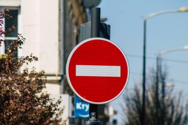 Reims şehir merkezindeki karayolu kullanıcısına bilgi sağlamak için yolların kenarına veya yukarısına dikilmiş Fransa 31 Mart 2021 Sokak tabelası veya yol tabelası