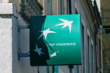 Reims France 31 Mart 2021 Fransa 'nın Grand Est bölgesindeki bir şehir olan Reims' de ticari bir tabela paravanı