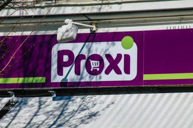 Reims France 31 Mart 2021 Fransa 'nın Grand Est bölgesindeki bir şehir olan Reims' de ticari bir tabela paravanı