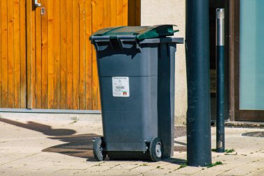 Reims, Fransa 'nın Grand Est bölgesinde bir şehir olan Reims' de 31 Mart 2021 'de bir çöp konteynırı bulunmaktadır.