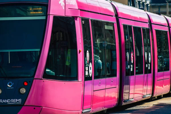 Reims Fransa 'da 31 Mart 2021 Coronavirus salgını sırasında Reims sokaklarında dolaşan yolcular için modern elektrikli tramvay
