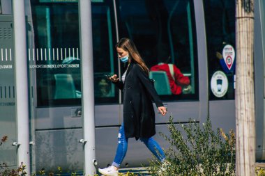Reims caddelerindeki tramvay istasyonunda Fransa 'daki koronavirüs salgını sırasında 1 Nisan 2021' de Fransa 'yı ele geçirdi.