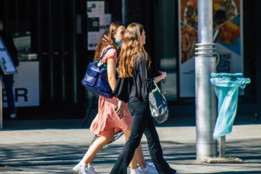 Fransa 'yı 1 Nisan 2021' de Coronavirus salgını sırasında Reims sokaklarında yürüyen ve Fransa 'yı etkileyen koronavirüsten kendilerini korumak için maske takmış yayalar.