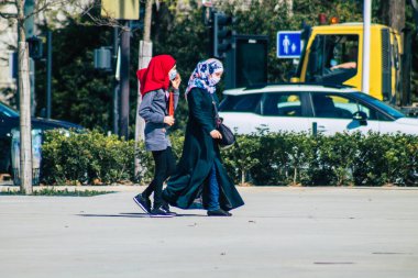 Fransa 'yı 1 Nisan 2021' de Coronavirus salgını sırasında Reims sokaklarında yürüyen ve Fransa 'yı etkileyen koronavirüsten kendilerini korumak için maske takmış yayalar.