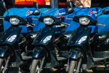 Fransa 'yı 1 Nisan 2021' de Coronavirus salgını sırasında Domino pizzasının önüne park eden Scooter 'lar Fransa' yı etkiliyor.