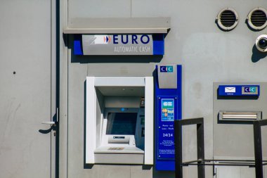 1 Nisan 2021 'de Fransa' nın Grand Est bölgesindeki tarihi Reims caddelerinde bulunan ve Avrupa 'nın en eski bankamatiklerinden biri olan Reims bankamatiğinin sahibi.