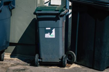 Reims, Fransa 'nın Grand Est bölgesinde bir şehir olan Reims şehir merkezinde 2 Nisan 2021' de bir çöp konteynırı bulunmaktadır.