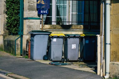 Reims, Fransa 'nın Grand Est bölgesinde bir şehir olan Reims şehir merkezinde 2 Nisan 2021' de bir çöp konteynırı bulunmaktadır.