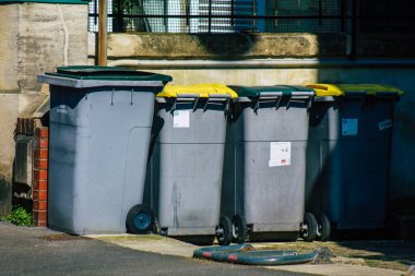 Reims, Fransa 'nın Grand Est bölgesinde bir şehir olan Reims şehir merkezinde 2 Nisan 2021' de bir çöp konteynırı bulunmaktadır.
