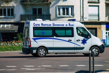 Fransa 'yı 2 Nisan 2021' de Coronavirus salgını sırasında Reims caddelerinden geçen ambulans Fransa 'yı etkiliyor.