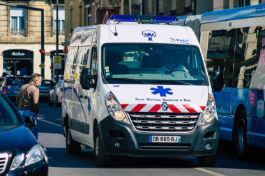 Fransa 'yı 2 Nisan 2021' de Coronavirus salgını sırasında Reims caddelerinden geçen ambulans Fransa 'yı etkiliyor.