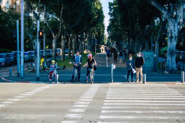 Tel Aviv İsrail 4 Nisan 2021 'de Tel Aviv sokaklarında yürüyen yayalar Coronavirus salgını İsrail' i vurdu, nüfusun aşılanmasından sonra, insanlar normal hayatlarına geri döndüler.