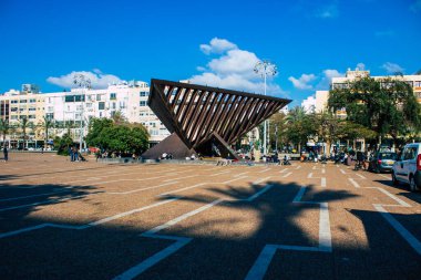 Tel Aviv İsrail 4 Nisan 2021 'de Rabin Meydanı' nda, Tel Aviv 'in merkezindeki büyük bir meydanda, insanlar normal hayatlarına geri döndüler.