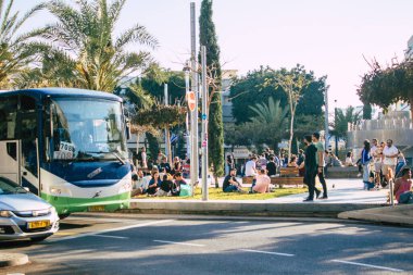 Tel Aviv İsrail 4 Nisan 2021 'de, Tel Aviv' deki ikonik bir halk meydanı olan Dizengoff Sirki 'nde yaşayan İsrail halkı, nüfusun aşılanmasından sonra normal hayata geri döndü.