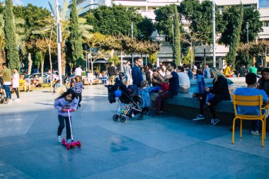 Tel Aviv İsrail 4 Nisan 2021 'de, Tel Aviv' deki ikonik bir halk meydanı olan Dizengoff Sirki 'nde yaşayan İsrail halkı, nüfusun aşılanmasından sonra normal hayata geri döndü.