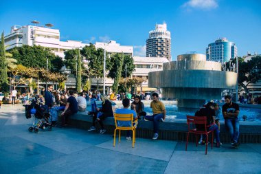 Tel Aviv İsrail 4 Nisan 2021 'de, Tel Aviv' deki ikonik bir halk meydanı olan Dizengoff Sirki 'nde yaşayan İsrail halkı, nüfusun aşılanmasından sonra normal hayata geri döndü.