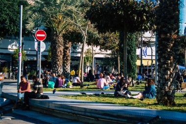 Tel Aviv İsrail 4 Nisan 2021 'de, Tel Aviv' deki ikonik bir halk meydanı olan Dizengoff Sirki 'nde yaşayan İsrail halkı, nüfusun aşılanmasından sonra normal hayata geri döndü.