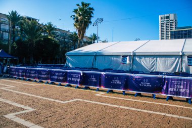 Tel Aviv İsrail 4 Nisan 2021 Tel Aviv Aşılama Merkezi. Virüsün yayılmasını sınırlamak için koronavirüs aşısını alması gereken İsrail vatandaşlarını ağırlamak için.