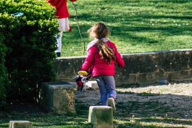 Reims Fransa 8 Nisan 2021 Coronavirus salgını sırasında Fransa 'da Reims sokaklarında oynayan genç bir kız.