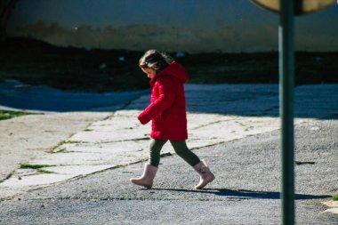 Reims Fransa 8 Nisan 2021 Coronavirus salgını sırasında Fransa 'da Reims sokaklarında oynayan genç bir kız.