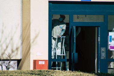 Fransa 'da Coronavirus salgınının Fransa' yı vurduğu sırada Reims sokaklarındaki yeni bir binanın şantiyesinde çalışan 8 Nisan 2021 'de Fransa' yı ziyaret etti.