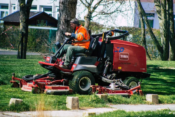 Reims Frankrike April 2021 Trädgårdsmästare Klipper Gräset Trädgård Sittande Gräsklippare — Stockfoto