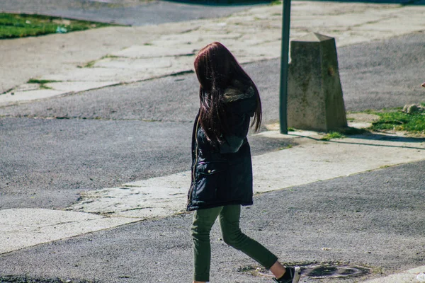 ランスフランス2021年4月8日フランスを襲うコロナウイルス感染の間 10代がランスの通りを歩く — ストック写真