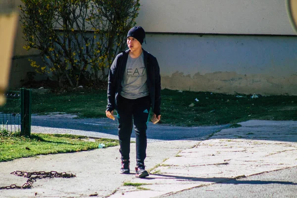 Reims Frankrijk April 2021 Tieners Wandelen Straten Van Reims Tijdens — Stockfoto