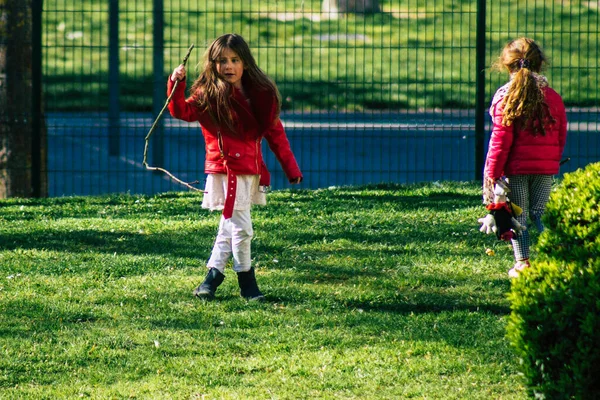 Реймс Франция Апреля 2021 Года Молодая Девушка Играет Улицах Реймса — стоковое фото