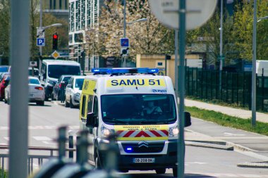 Coronavirus salgını sırasında Fransa 'yı 15 Nisan 2021' de Reims caddelerinden geçen ambulans Fransa 'yı ele geçirdi.