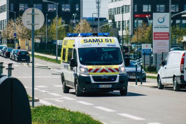 Coronavirus salgını sırasında Fransa 'yı 15 Nisan 2021' de Reims caddelerinden geçen ambulans Fransa 'yı ele geçirdi.