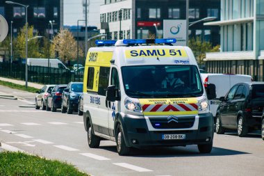 Coronavirus salgını sırasında Fransa 'yı 15 Nisan 2021' de Reims caddelerinden geçen ambulans Fransa 'yı ele geçirdi.