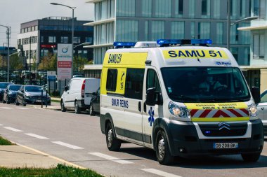 Coronavirus salgını sırasında Fransa 'yı 15 Nisan 2021' de Reims caddelerinden geçen ambulans Fransa 'yı ele geçirdi.