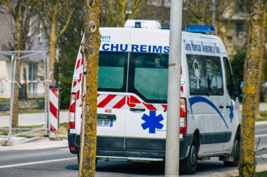 Coronavirus salgını sırasında Fransa 'yı 15 Nisan 2021' de Reims caddelerinden geçen ambulans Fransa 'yı ele geçirdi.