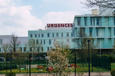 Reims France 15 Nisan 2021 Polyclinique Reims-Bezannes, tüm ticaretin aynı yerde toplandığı hastane merkezi. Radyoloji, biyoanaliz, uzman doktorlar, doktorlar ve laboratuvarlar