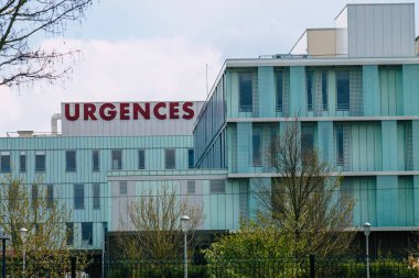 Reims France 15 Nisan 2021 Polyclinique Reims-Bezannes, tüm ticaretin aynı yerde toplandığı hastane merkezi. Radyoloji, biyoanaliz, uzman doktorlar, doktorlar ve laboratuvarlar