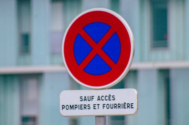 Reims şehir merkezindeki karayolu kullanıcısına bilgi sağlamak için yolun kenarında ya da üzerinde dikilen Fransa 15 Nisan 2021 Sokak tabelası veya yol tabelası